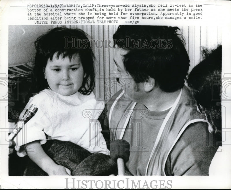 Load image into Gallery viewer, 1971 Press Photo Alysia Age 3 Good Shape After Falling 15 Ft in Construction Sha
