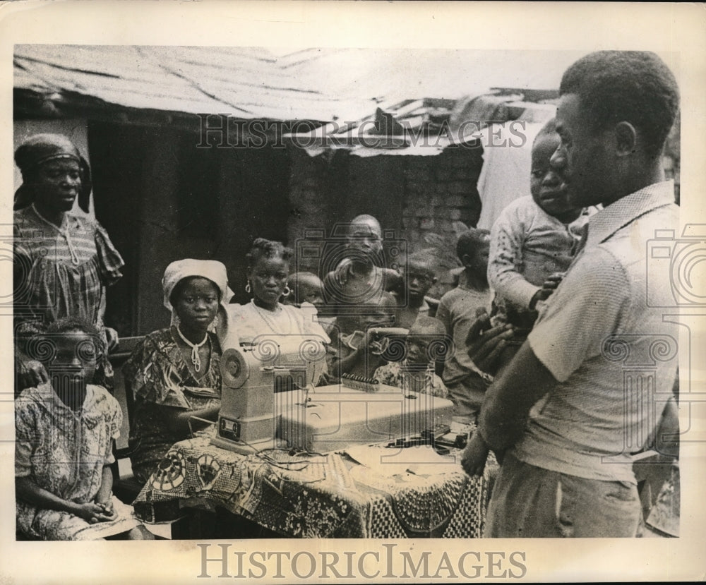 1956 Press Photo Elna sewing school in South Africa village- Historic Images