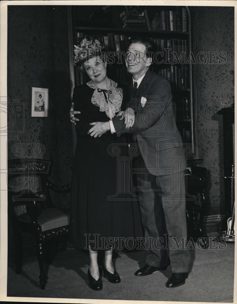 Load image into Gallery viewer, 1949 Press Photo Dora Clement * Frank Fay Star of "Harvey"

