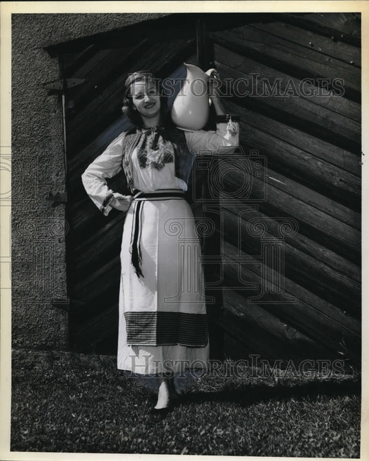 1957 Press Photo Anne Perencevic Junior at Duquesne University