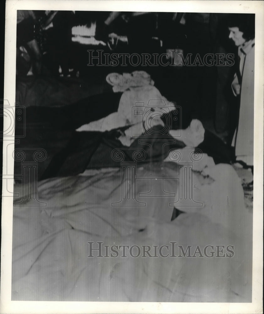 1938 Press Photo Dead and Injured Passengers at Train Wreck