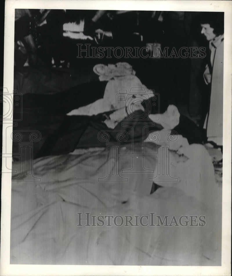 Load image into Gallery viewer, 1938 Press Photo Dead and Injured Passengers at Train Wreck
