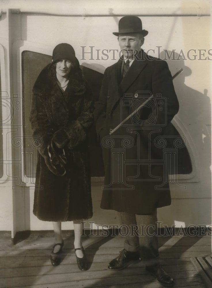 1926 Press Photo Lord & Lady Cromwell arrive in NYC on the Aquitania