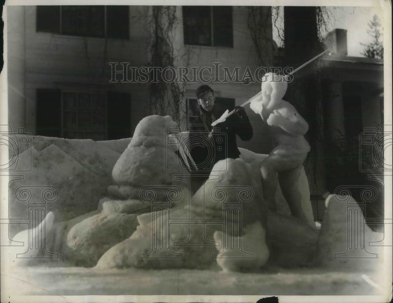 Load image into Gallery viewer, 1931 Press Photo Dartmouth College winter sports carnival, Max Waldsmith
