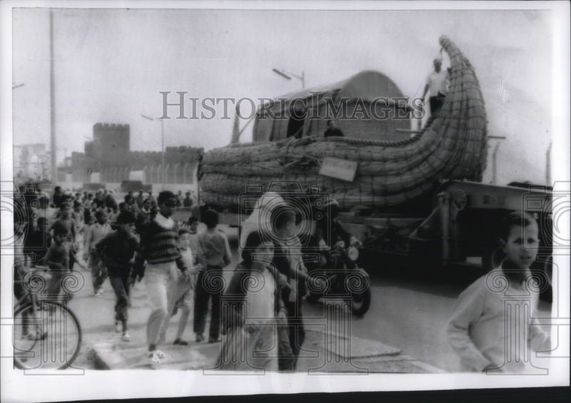 Load image into Gallery viewer, 1969 Press Photo Papyrus boat draws crowd in Morocco - nec44839
