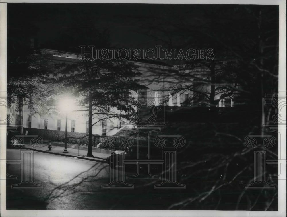 1937 Press Photo White House burns midnight oil as gunboat sinks