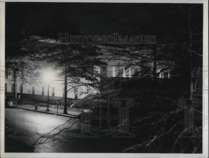 Load image into Gallery viewer, 1937 Press Photo White House burns midnight oil as gunboat sinks
