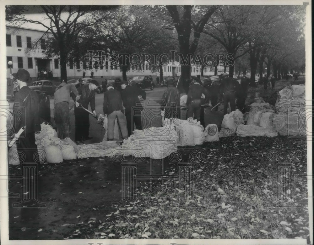 1942 Press Photo Workmen Filling Sand Bags Near Navy Dept. Building for Flood