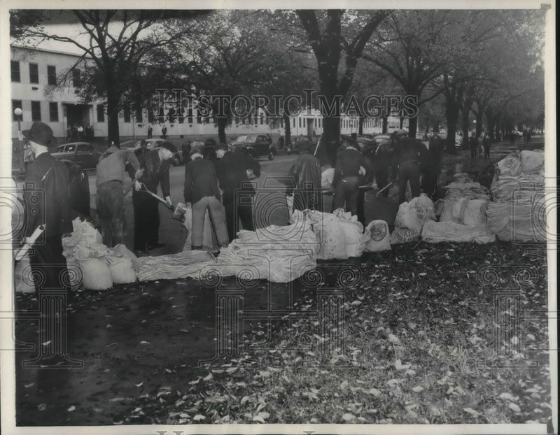 Load image into Gallery viewer, 1942 Press Photo Workmen Filling Sand Bags Near Navy Dept. Building for Flood
