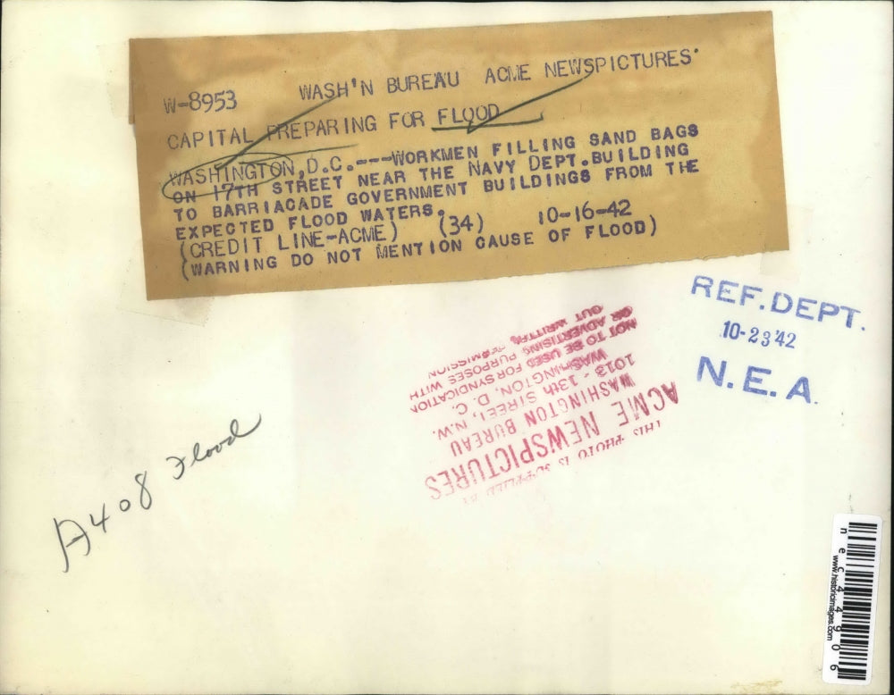 1942 Press Photo Workmen Filling Sand Bags Near Navy Dept. Building for Flood