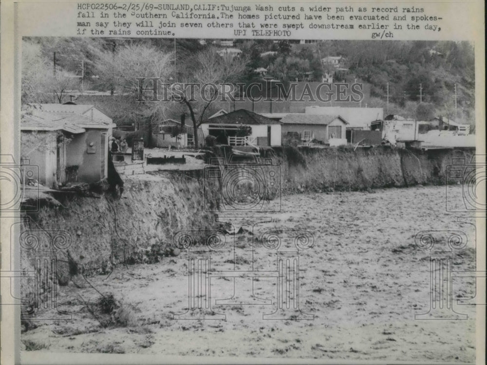 1969 Press Photo Tujunga cuts wider path as record rains falls in Southern Cal