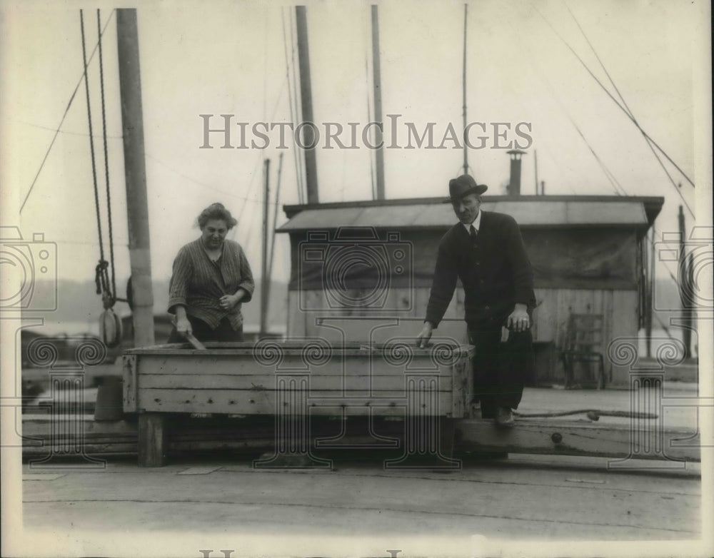 1926 Press Photo The troentos live on  a barge- Historic Images