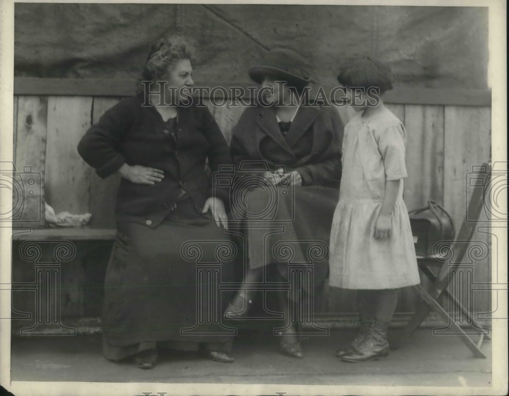 1926 Press Photo The torrents live on a barge- Historic Images