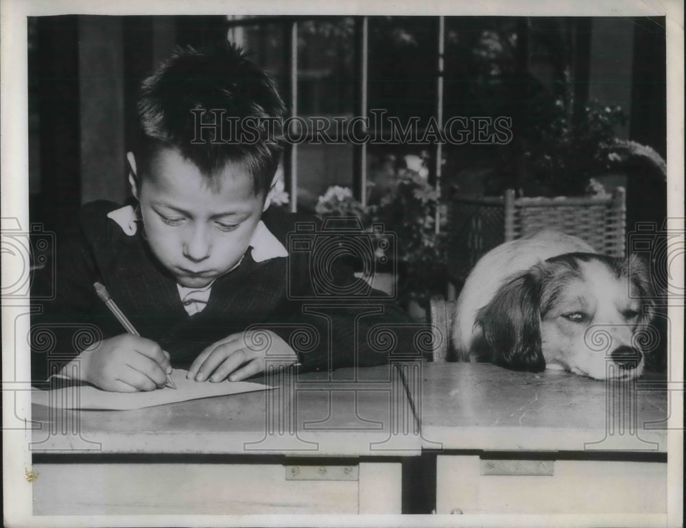 1946 Press Photo Francis Elzey joined by Happy wonner of school Best Mascot.