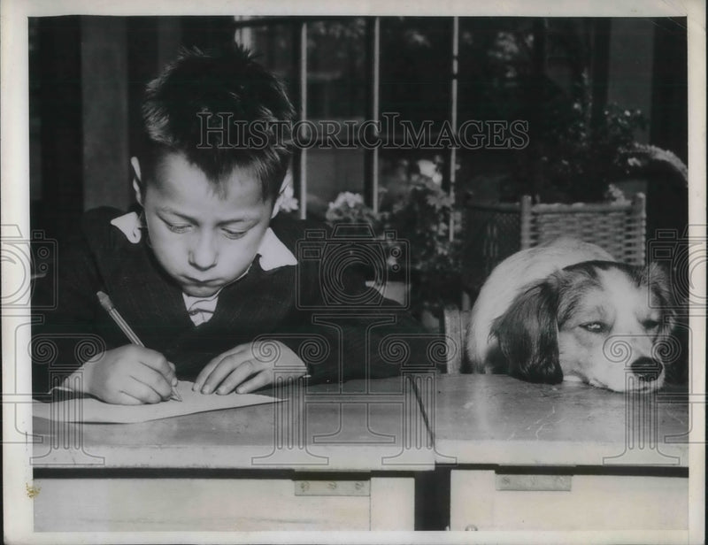 Load image into Gallery viewer, 1946 Press Photo Francis Elzey joined by Happy wonner of school Best Mascot.
