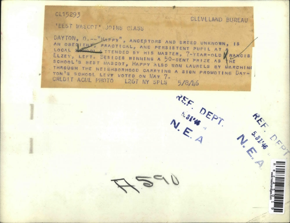 1946 Press Photo Francis Elzey joined by Happy wonner of school Best Mascot.