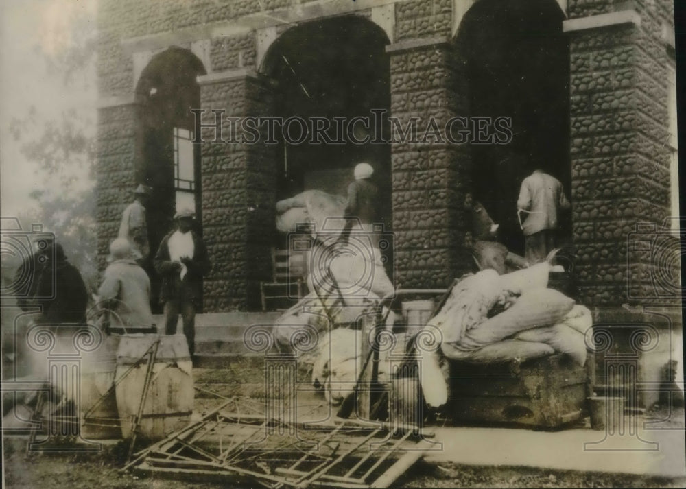 1927 Press Photo Refugees moving to a temporary shelter prepared by Red Cross