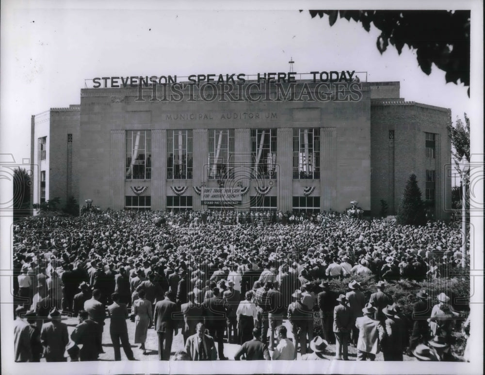 1952 Press Photo Gov Adlai Stevenson campaigning in Oklahoma City, Okla