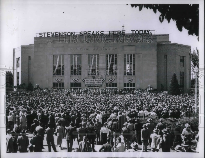 Load image into Gallery viewer, 1952 Press Photo Gov Adlai Stevenson campaigning in Oklahoma City, Okla

