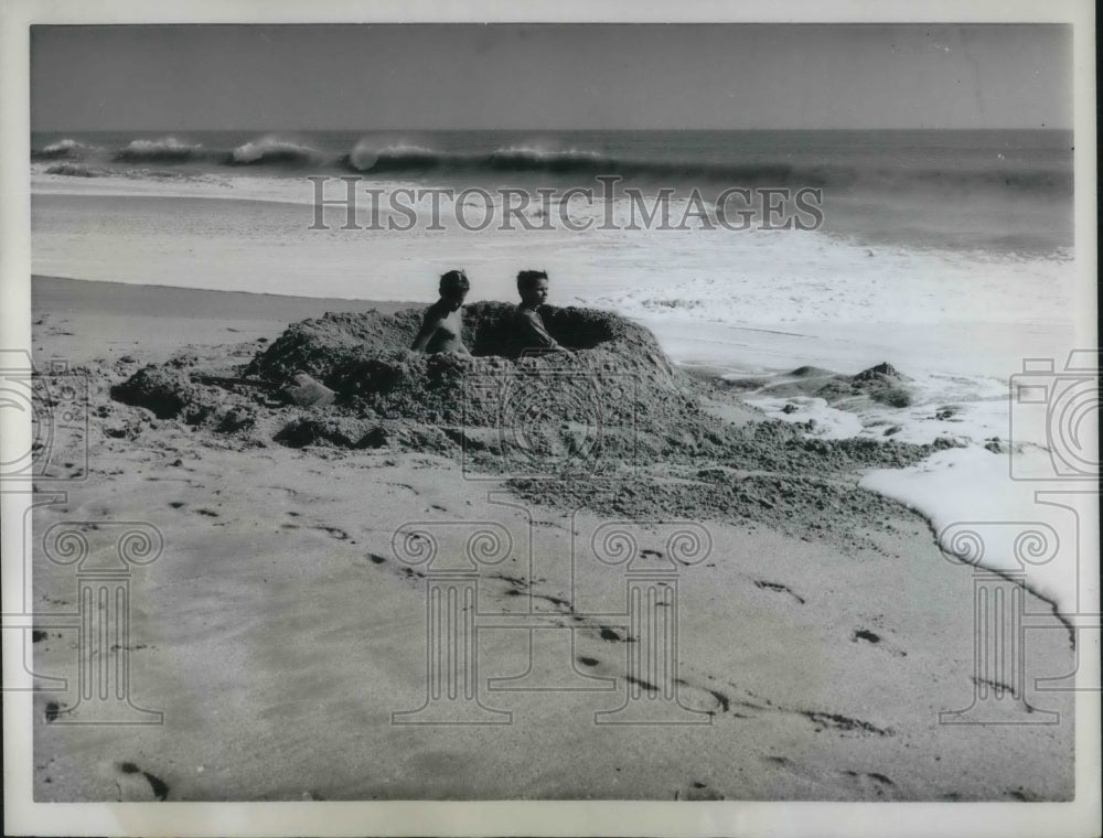 1962 Press Photo Ft. Lauderdale children play in sand near ocean