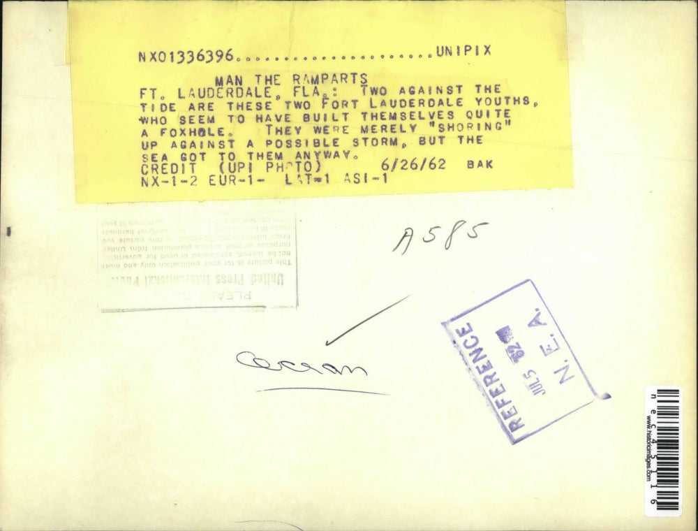 1962 Press Photo Ft. Lauderdale children play in sand near ocean