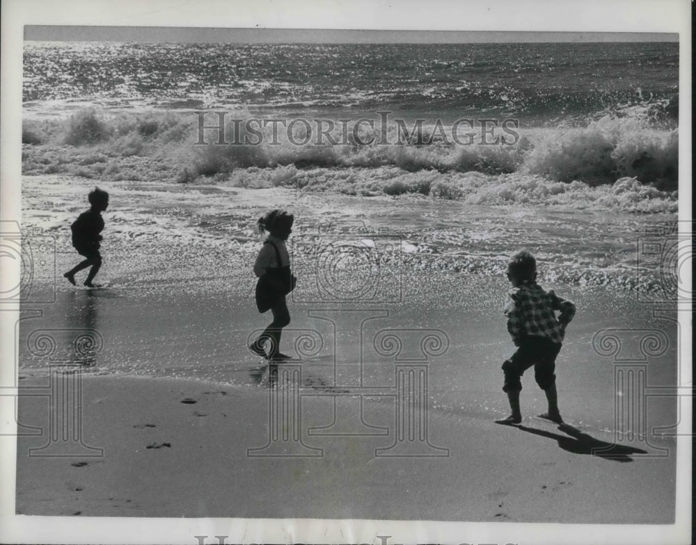 1961 Press Photo Children splash in Palo Alto sea surf