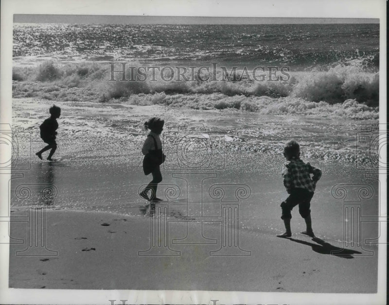Load image into Gallery viewer, 1961 Press Photo Children splash in Palo Alto sea surf
