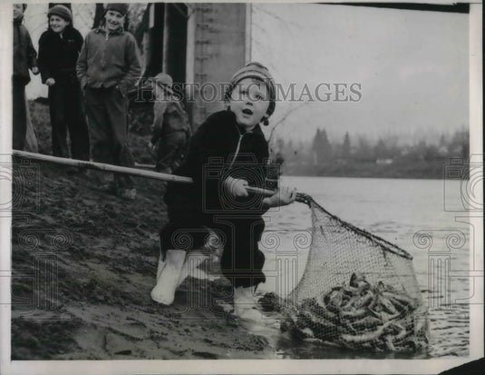 1940 Press Photo Rita Ann Walker tugs at a net full of fish in Longview, Wa- Historic Images