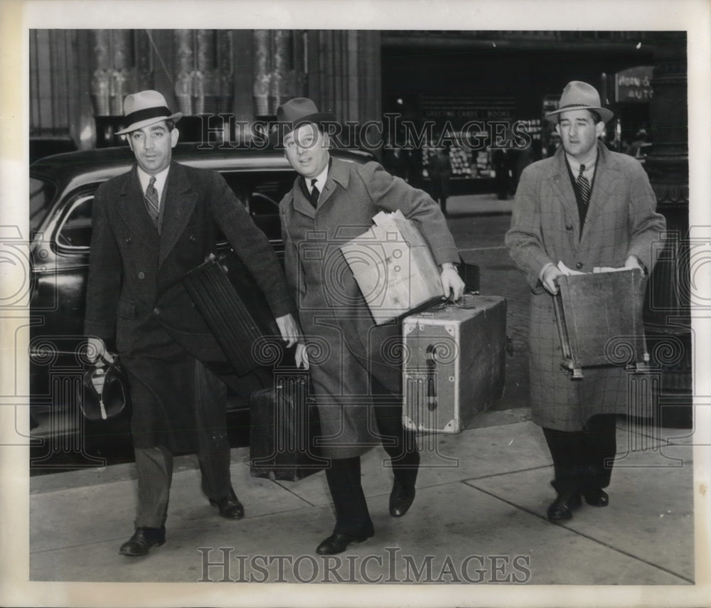 1939 Press Photo Detectives Franchetti, Kelleher & McHugh w/ seized records
