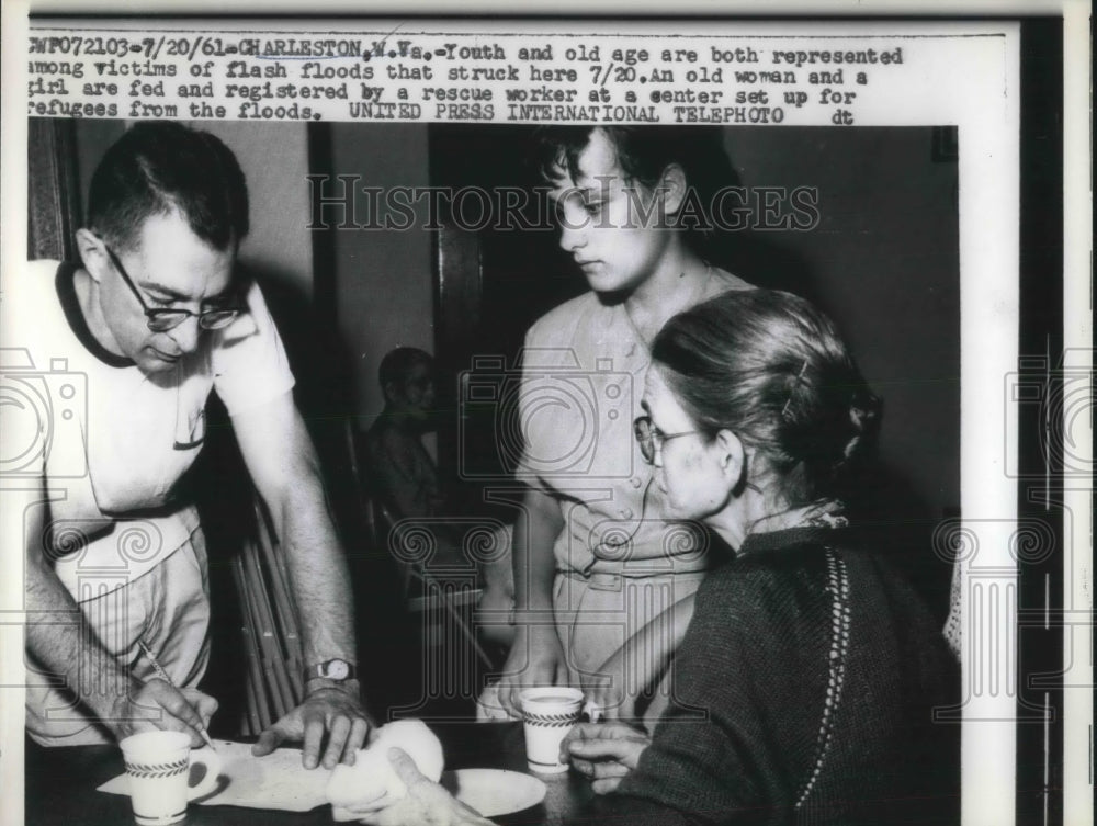 1961 Press Photo Charleston refugees from flashfloods- Historic Images