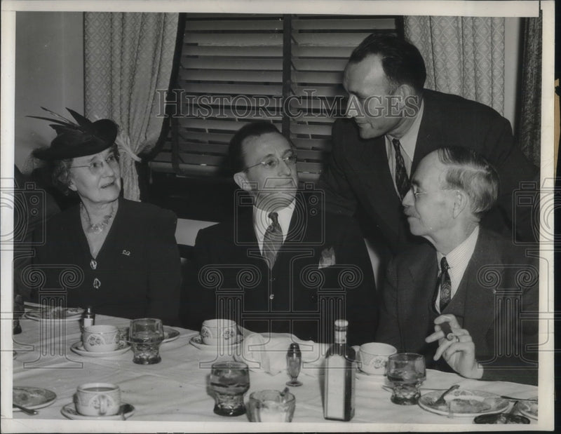 Load image into Gallery viewer, 1940 Press Photo Eva Wheeler, B.C. Fields, William Bonelli, R.E. Collins
