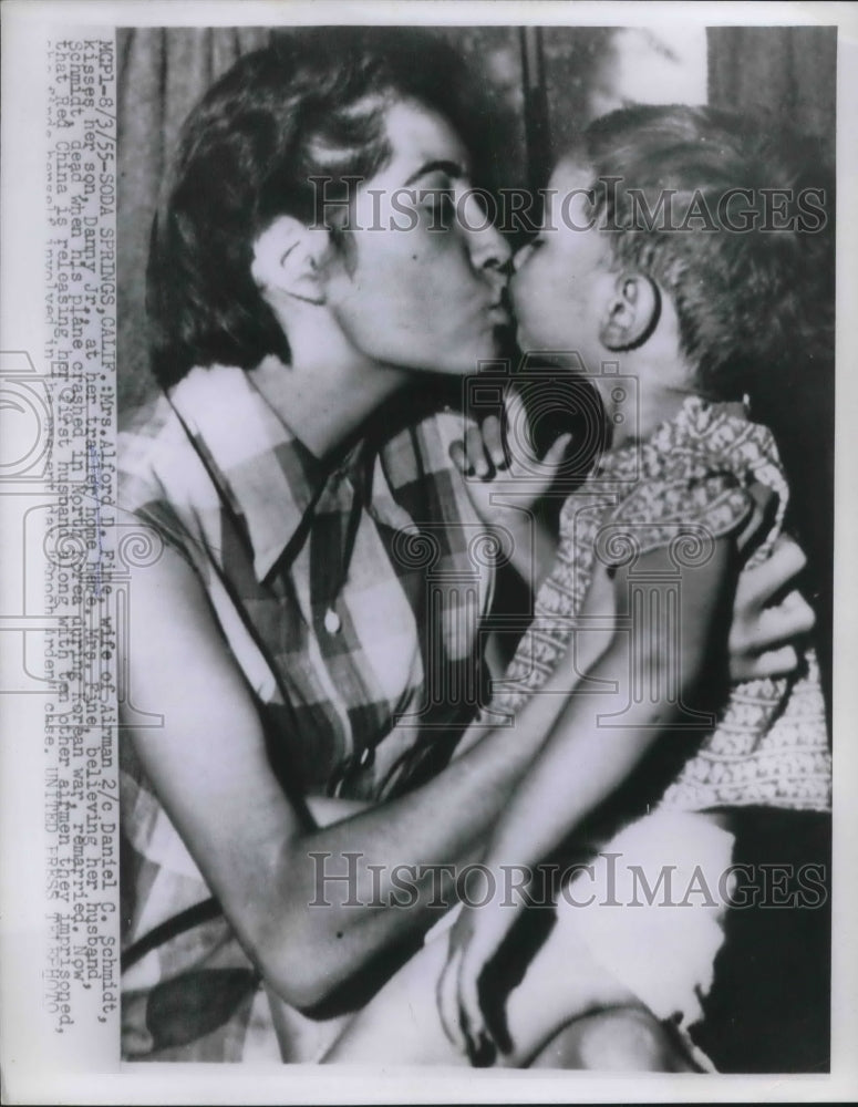 1955 Press Photo Mrs. Alford Fine wife of, Daniel, kissing her son, Danny.- Historic Images