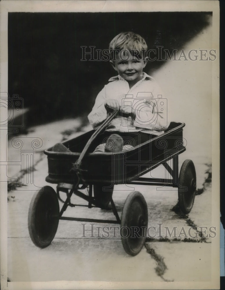 1929 Press Photo Bobby Moffitt playing with his toy wagon. - nec45373