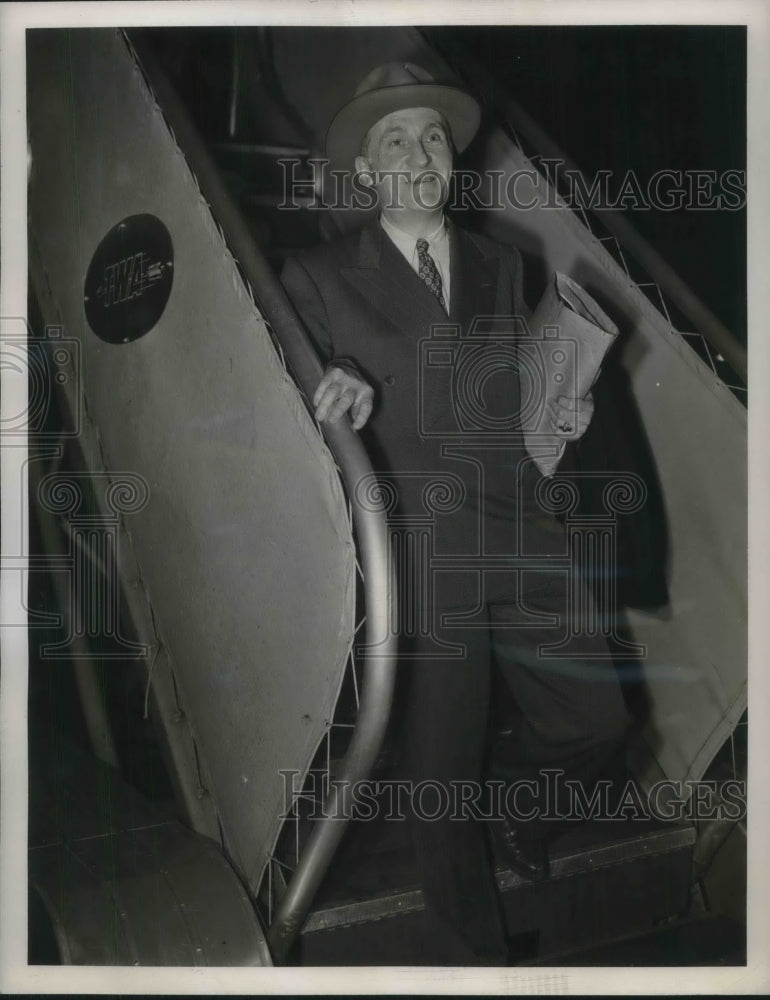 Load image into Gallery viewer, 1947 Press Photo LA, Calif. Edward Perkins, concert manager
