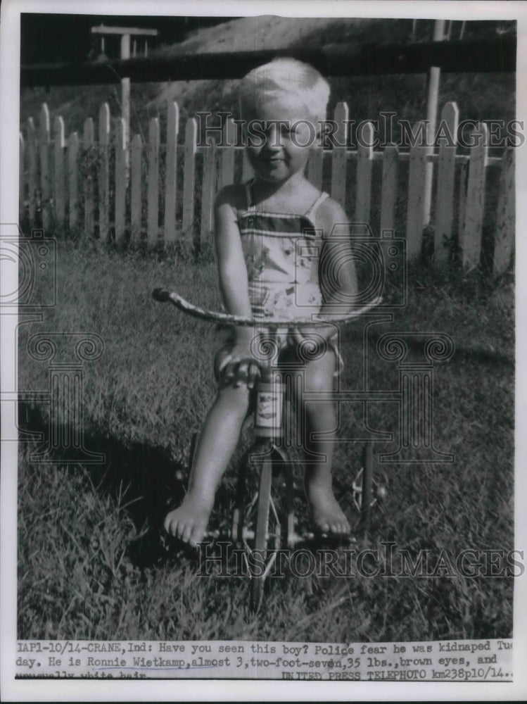Load image into Gallery viewer, 1955 Press Photo Cute Blonde Kidnapped Boy Toddler Ronnie Wietkamp On Bicycle
