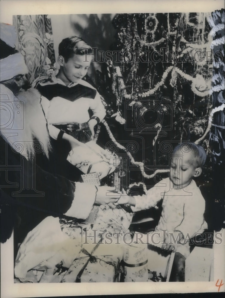 1949 Press Photo Christmas arrives early for Tommy Pace due to illness