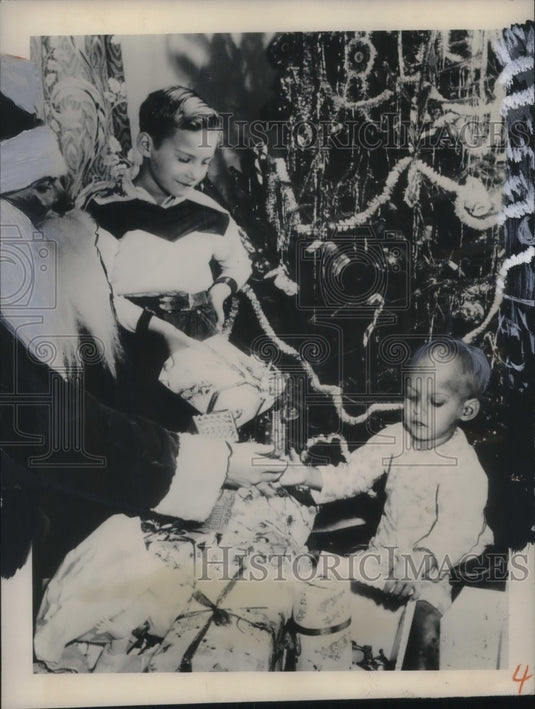 1949 Press Photo Christmas arrives early for Tommy Pace due to illness