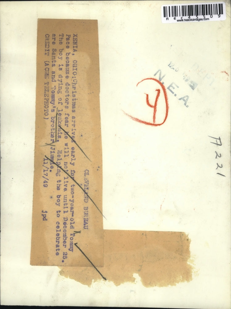 1949 Press Photo Christmas arrives early for Tommy Pace due to illness