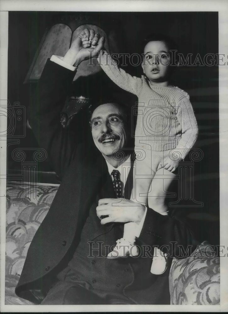 1934 Press Photo Tony Winner with youngest child to attend the concert.