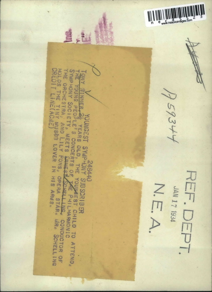 1934 Press Photo Tony Winner with youngest child to attend the concert.