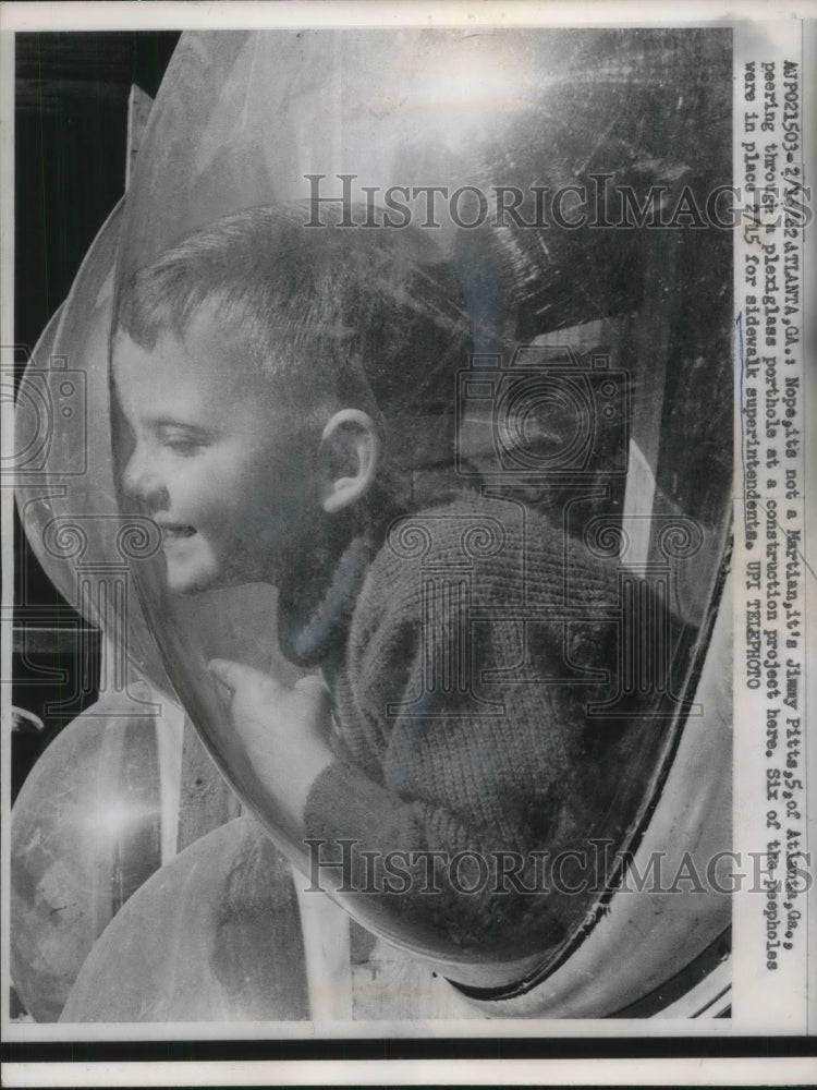 1962 Press Photo Jimmy Pitts, 5, peering through a plexiglass porthole.- Historic Images