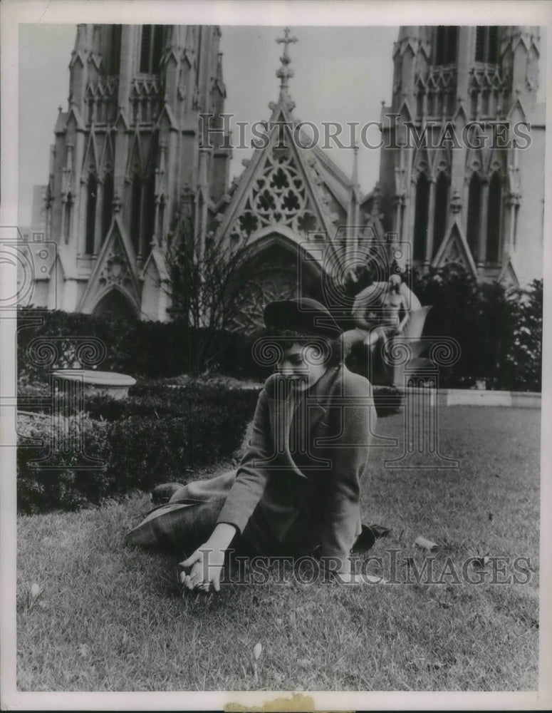 Load image into Gallery viewer, 1937 Press Photo Josephine Johnson at St Patrick's Cathedra; in NYC
