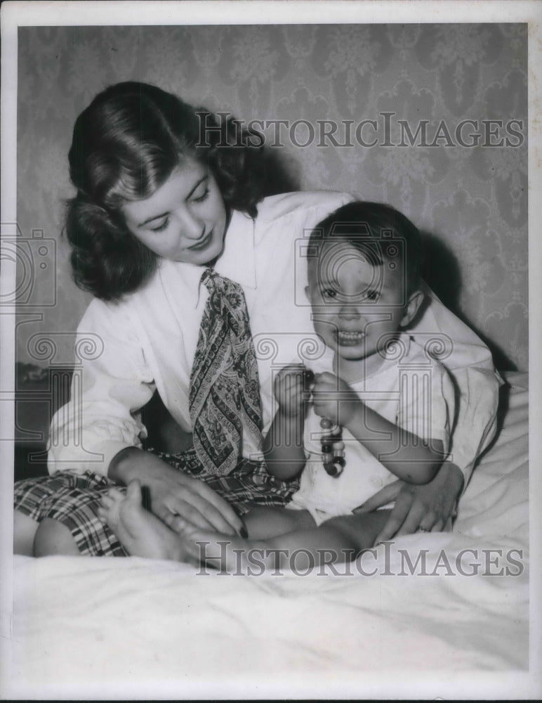 Load image into Gallery viewer, 1947 Press Photo Joan Hoffman With Son Of Murdered Woman Catherin Wasil
