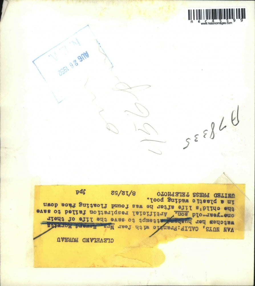 1952 Press Photo Howard Horwitz And Wife Try To Revive Drowned Baby Son