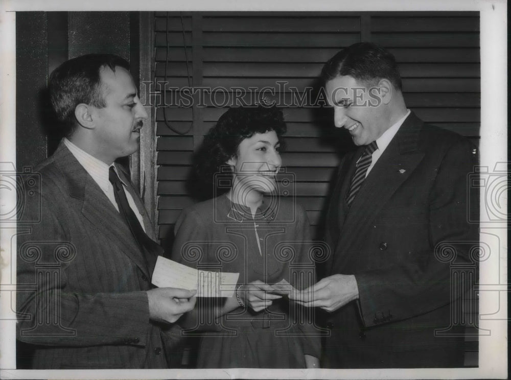 1947 Press Photo Verteran Housing checks/cost of homes