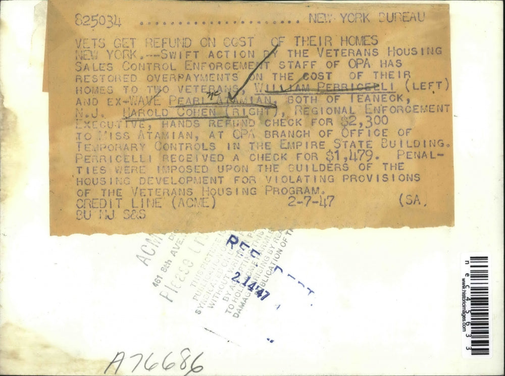 1947 Press Photo Verteran Housing checks/cost of homes