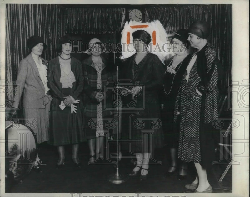 Load image into Gallery viewer, 1930 Press Photo Members of Ill. Athletic Club
