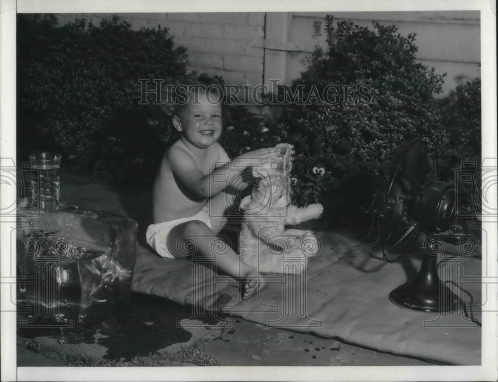 1941 Press Photo Atlanta, Ga Durand Williams & toy bear during heat wave