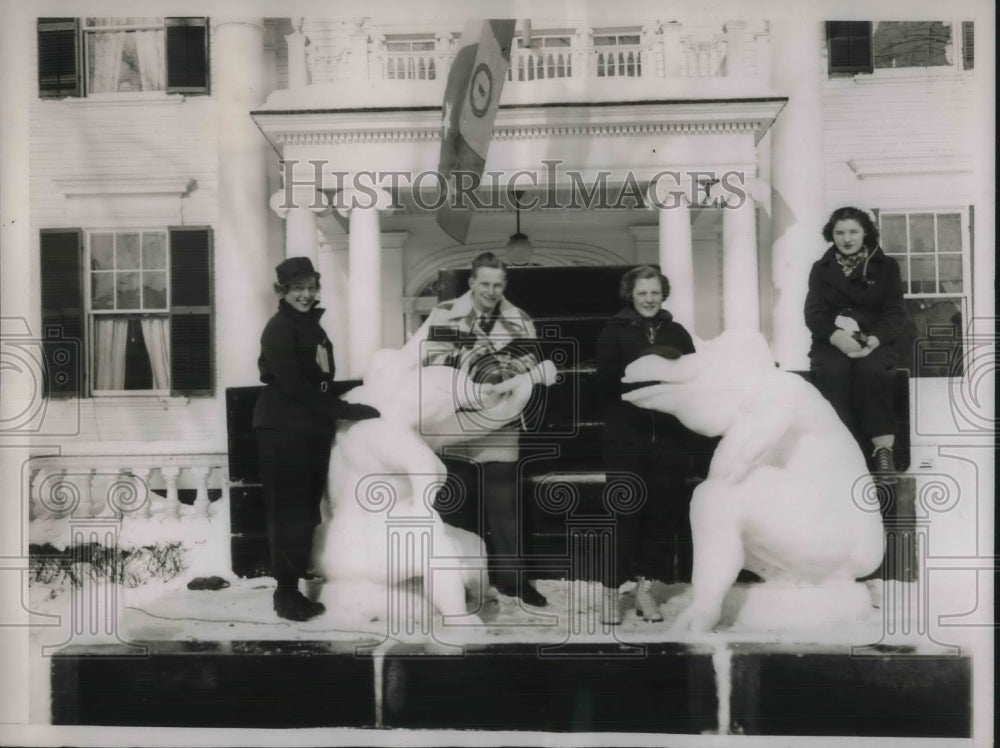 1936 Press Photo 3 people with an ice interpretation of "The second temptation"