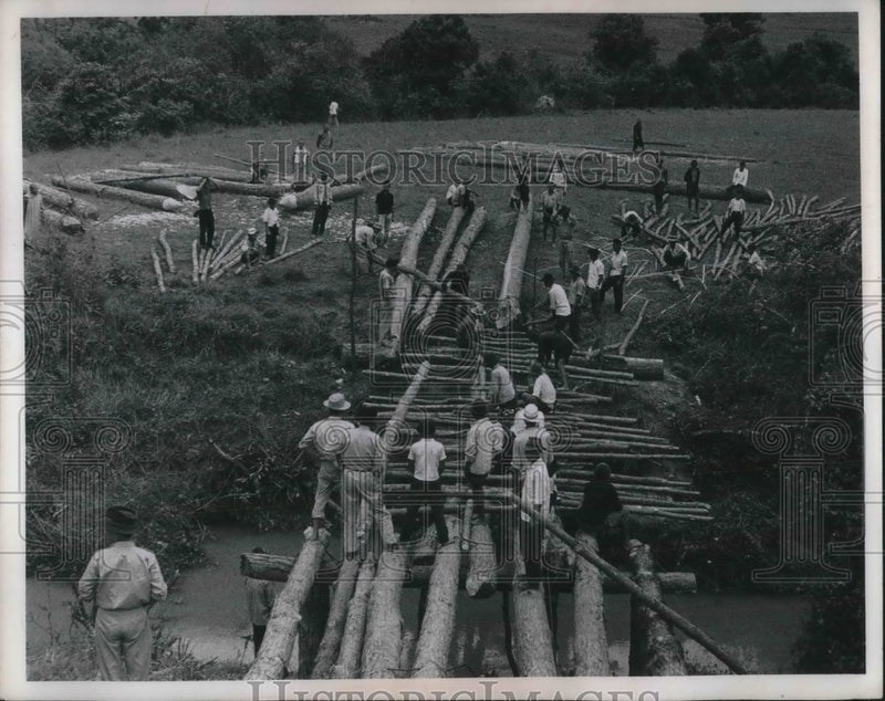 Load image into Gallery viewer, 1961 Press Photo Laos Bridge Building Near Nam Koo
